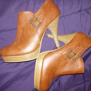 Fioni brown leather booties